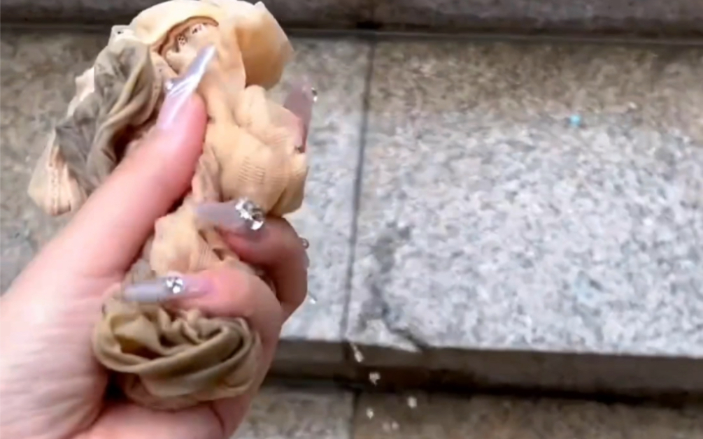 袜子湿了好酸呀