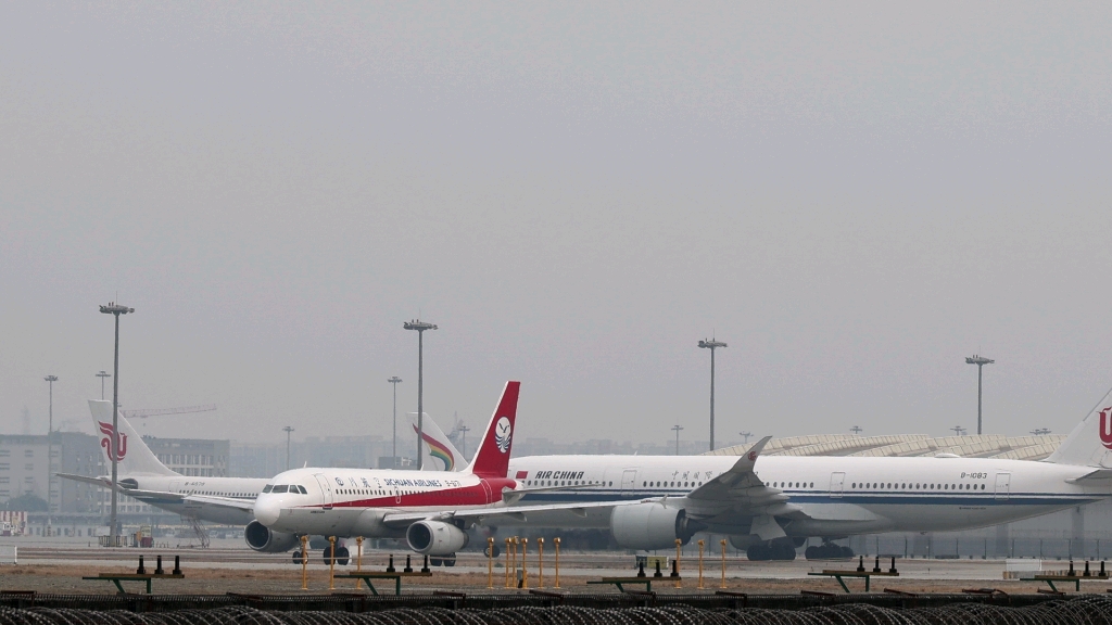 观看不同的飞机滑行