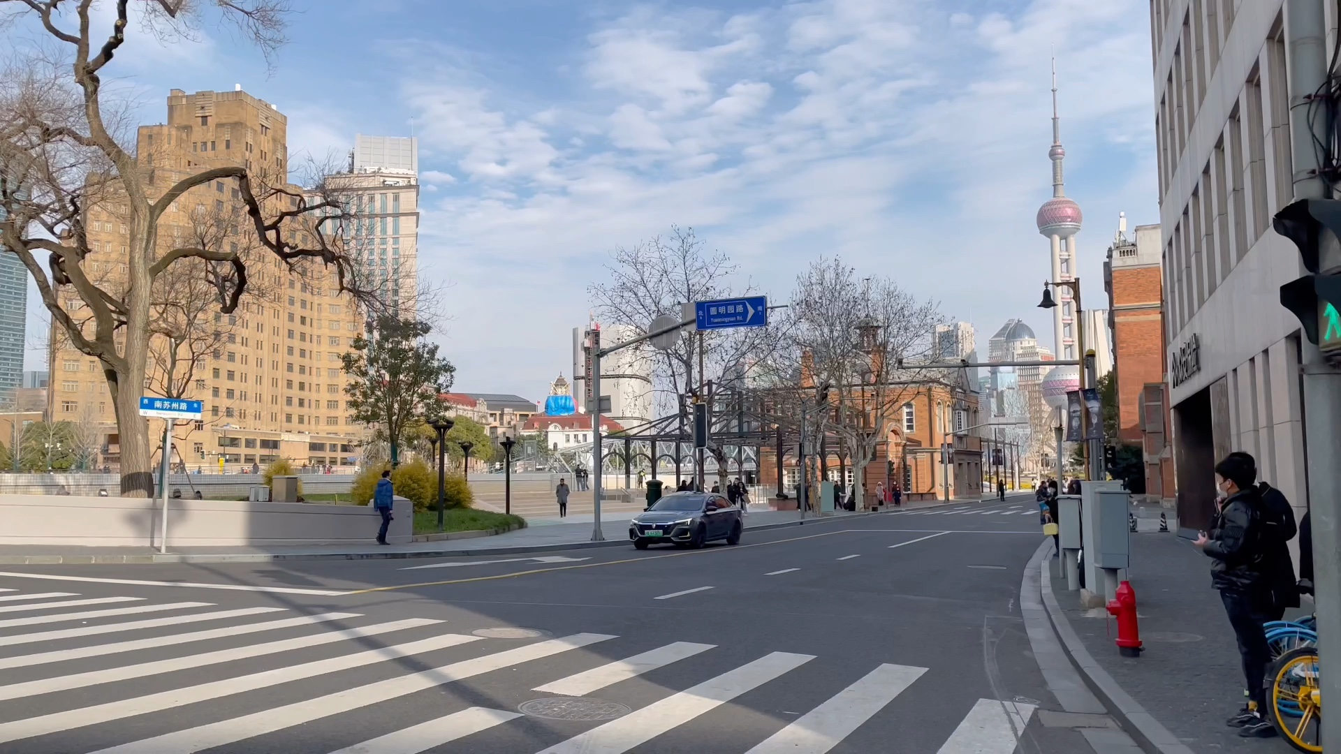 上海虎丘路南苏州路路口街景