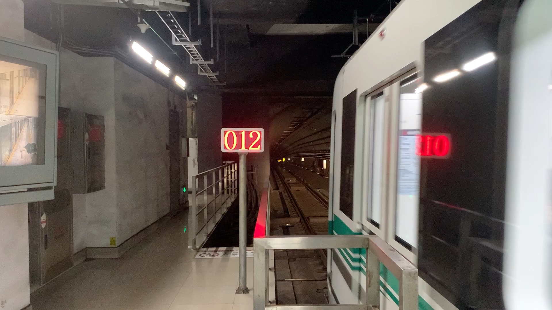 上海地铁12a03型列车东陆路出站