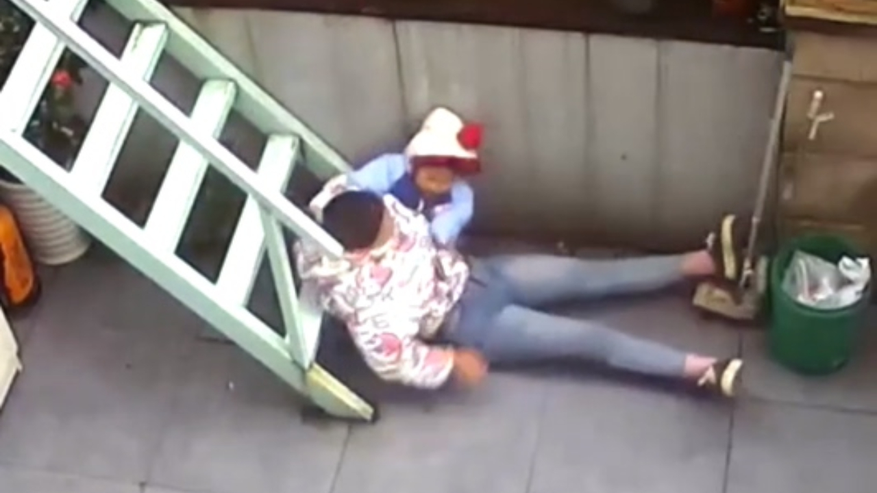 苏州一女子下楼梯时不慎踩空摔下,全程稳稳抱住怀中婴儿