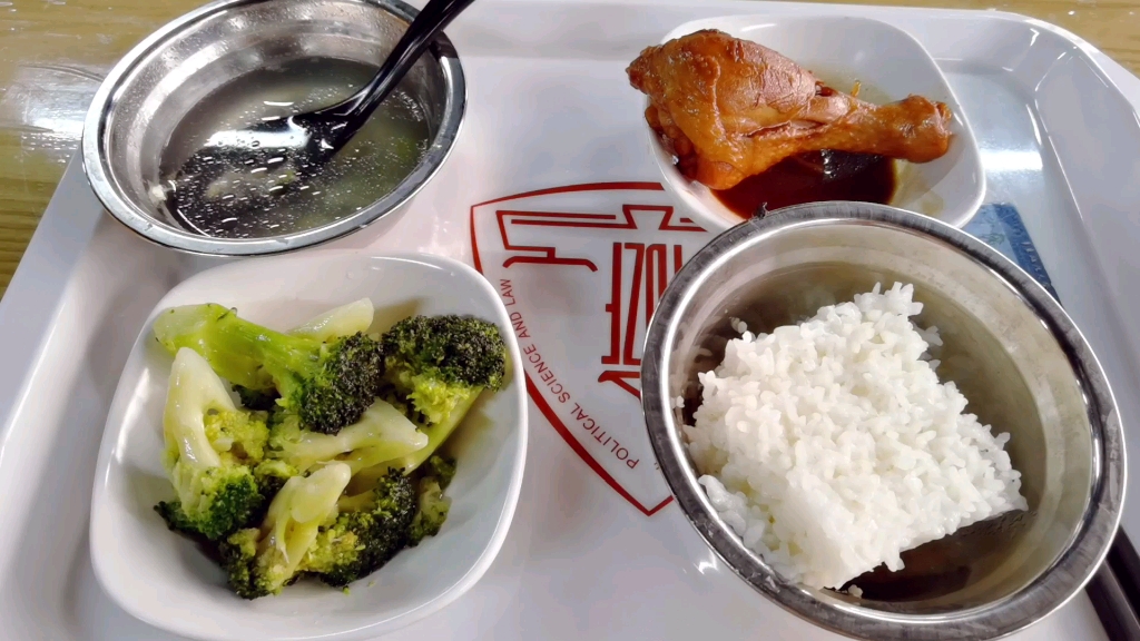 女大学生食堂一日三餐