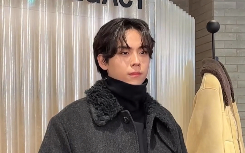 金度勋 231116 our legacy workshop快闪店 黑色大衣氛围感 好帅好帅