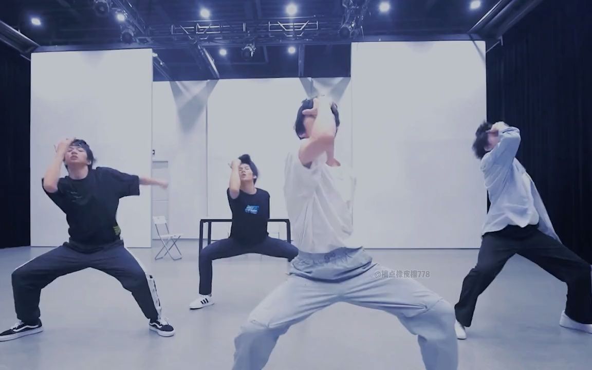 tnt时代少年团熬夜整的腹肌舞台团粉冲吖
