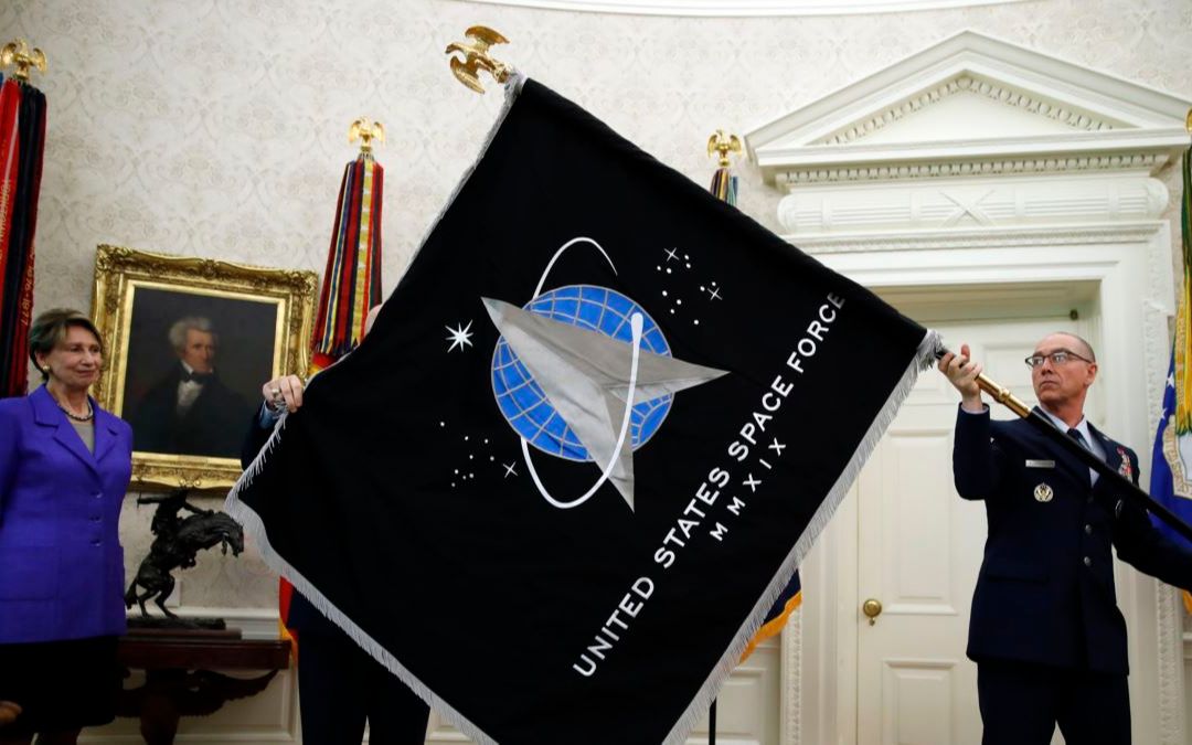 美国刚刚展示太空军军旗,第二天就发射大杀器,目标是谁?