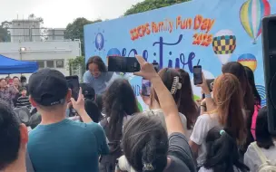 Video herunterladen: 郑中基《无赖》live 小学家长会版 现场设备这样 还唱的那么好听 老天爷追着喂饭吃的嗓音……然鹅他头也不回跑走……