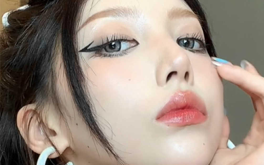 倒钩眼妆也太绝了!酷girl都给我学!