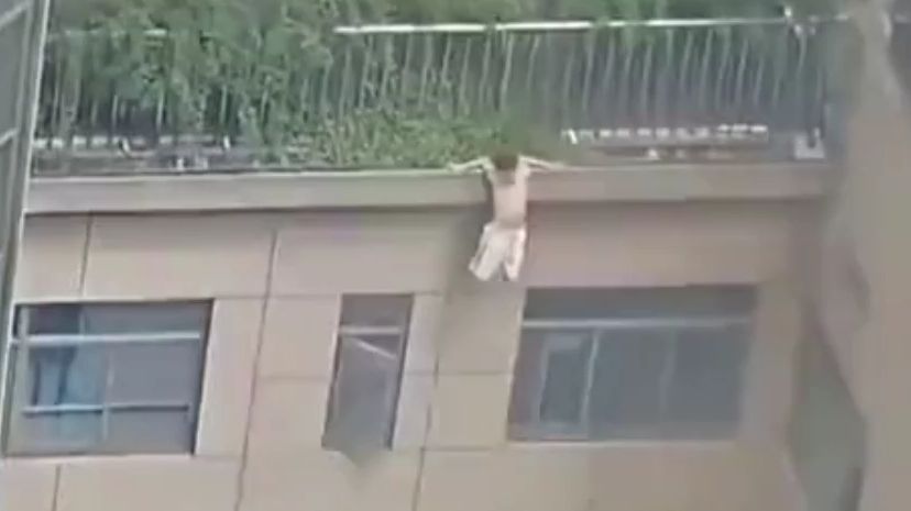 男子欲跳楼轻生,跳下的瞬间突然反悔,生命诚可贵不要轻易放弃.