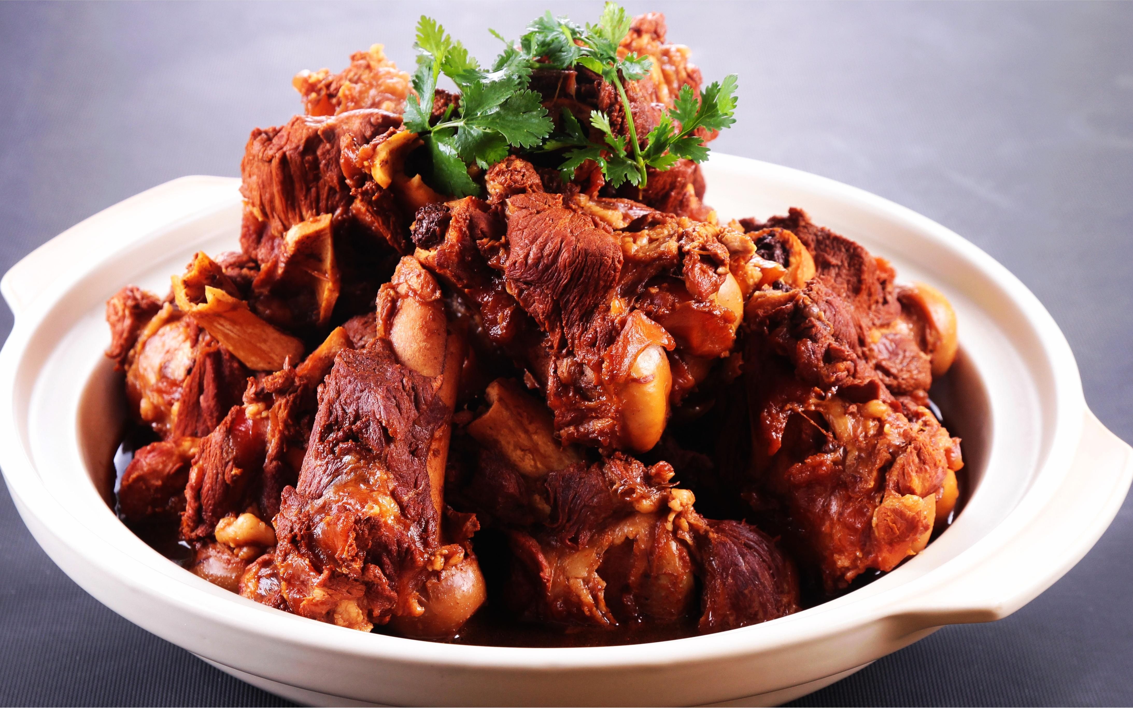 看看月薪8万大厨如何烹饪酱大骨的,这技术真的太牛了,看完收藏