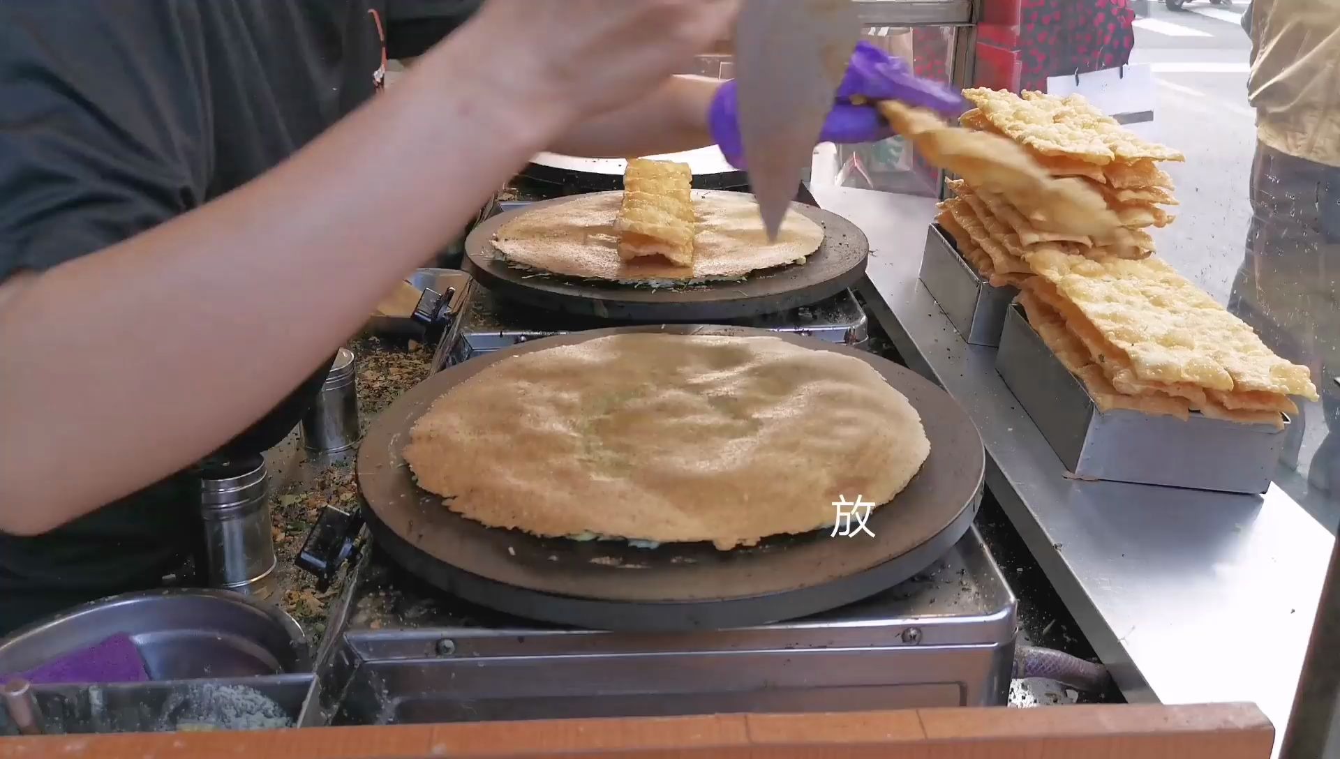 台湾街头美食:源自天津的煎饼果子,招牌双蛋分量足,看上去干净卫生哔哩哔哩bilibili