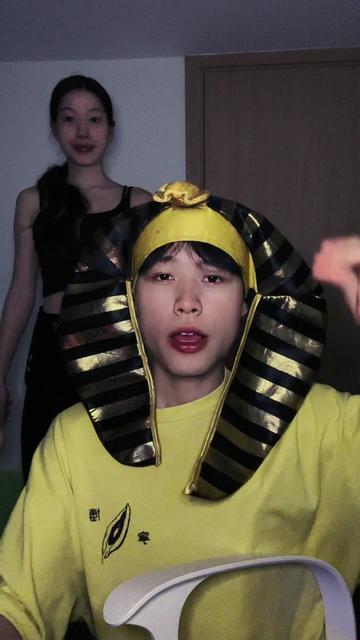 你会挽着我的衣袖 我会把手揣进裤兜