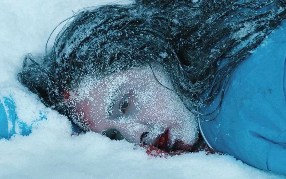 女孩为了逃命赤脚在零下30的雪地里狂奔10公里最终肺部被冻裂身亡