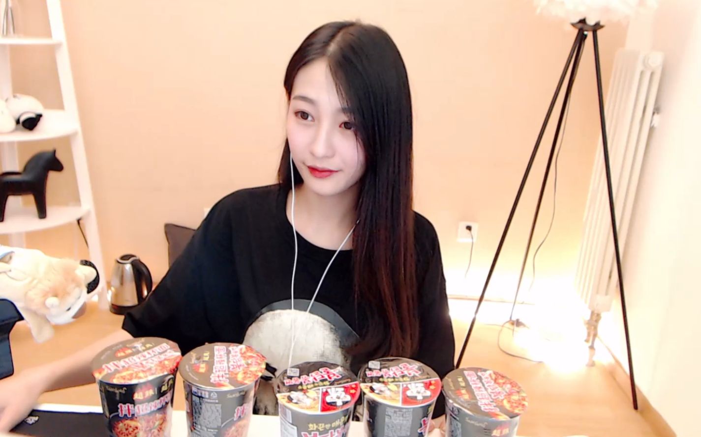 pandatv没什么玩不起(熊猫第一腿叶知秋爆吃5桶火鸡面)