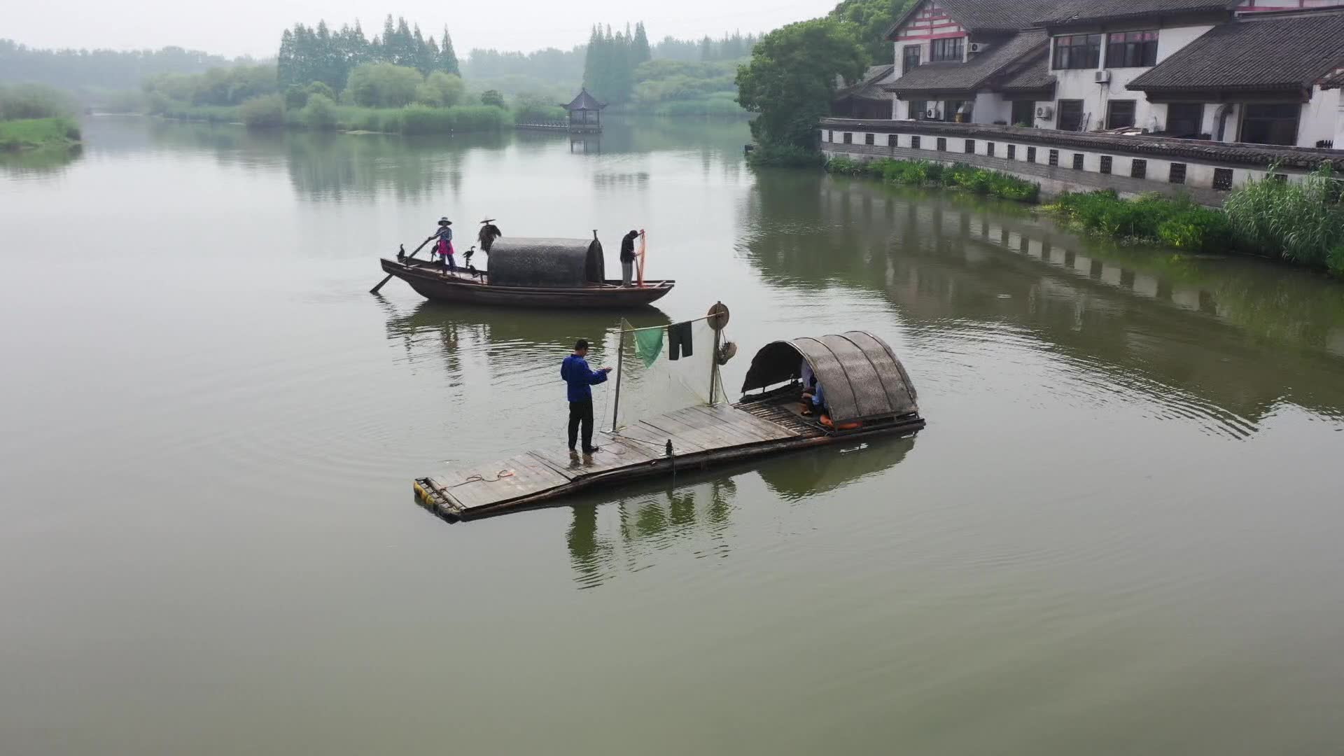 [图]坐上摇橹船听着船娘唱着山歌在逶迤的芦苇荡中穿行，看着水中的渔民在竹筏上撒网捕鱼，在沙家浜体验最原生态的江南水乡生活