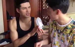 Télécharger la video: 《势不可挡》后台花絮：读剧本的两个活宝