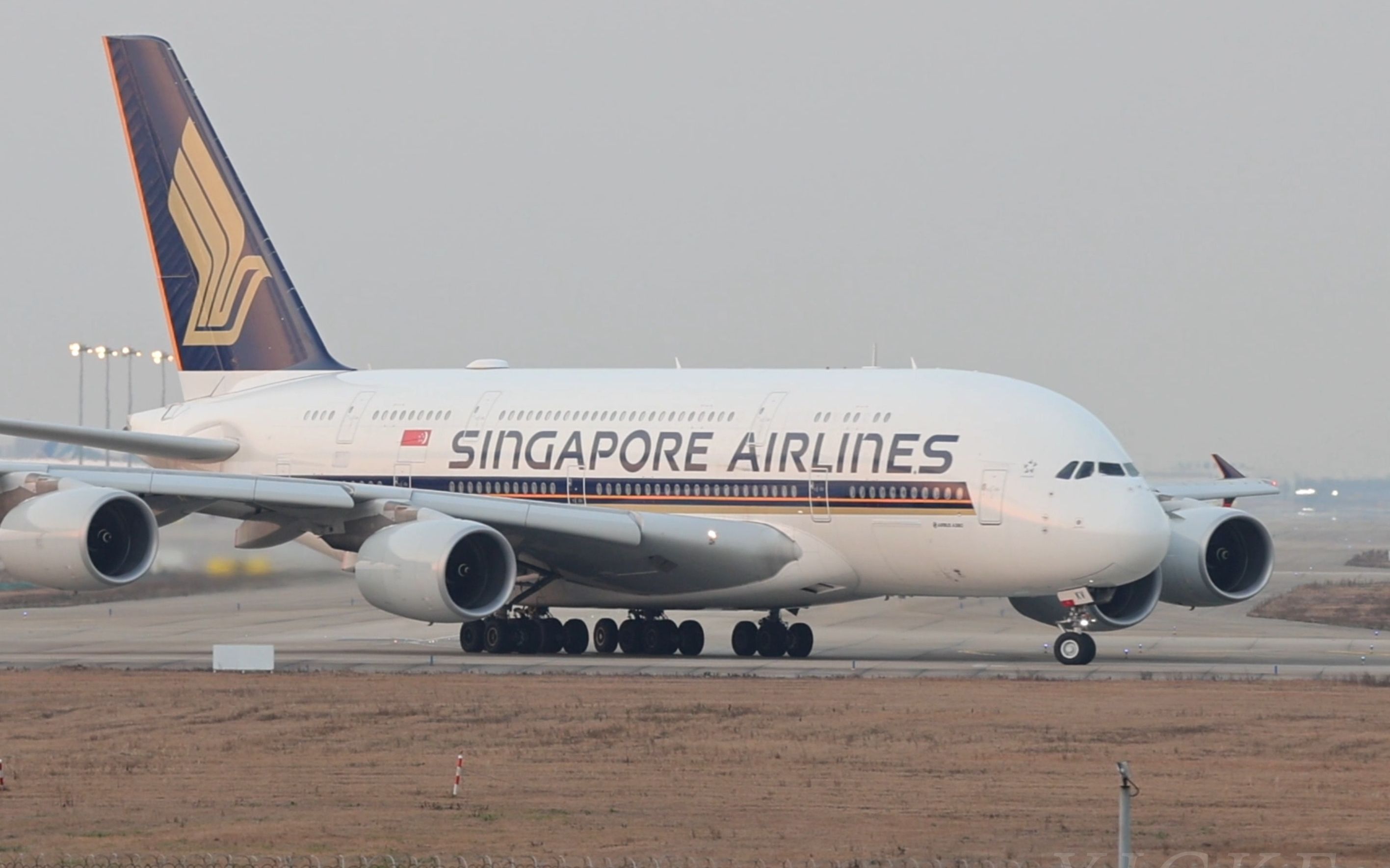 嘲笑其它小飞机!新加坡a380震撼滑行起飞
