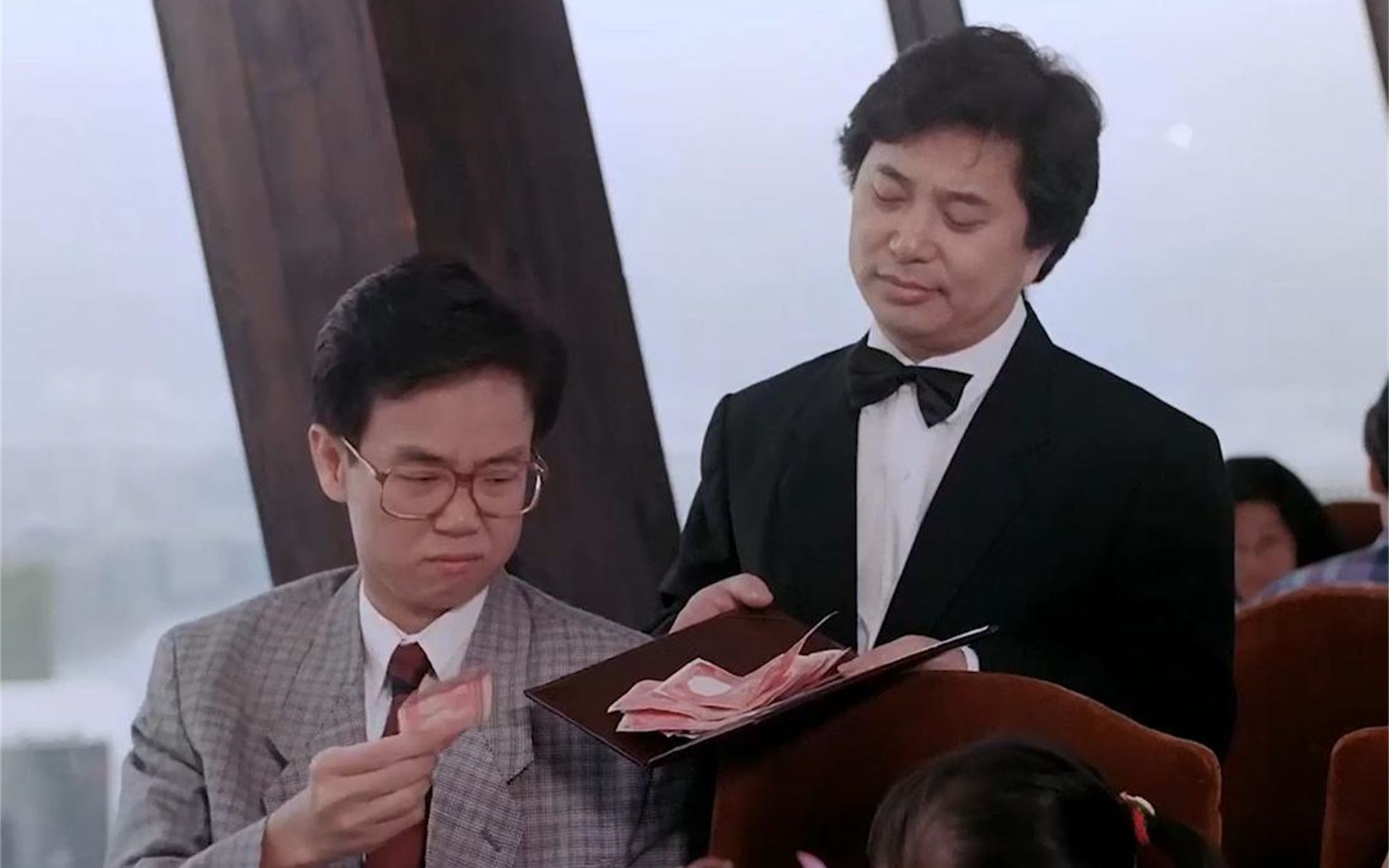 许冠文吃自助餐直接吃撑,不过黄百鸣就惨了,钞票给了一张又一张