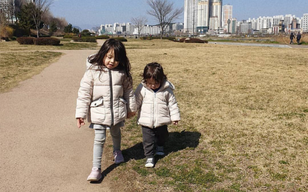 朴建厚朴娜恩手牵手一起走的建娜可爱爱建厚的娜恩和爱娜恩的建厚