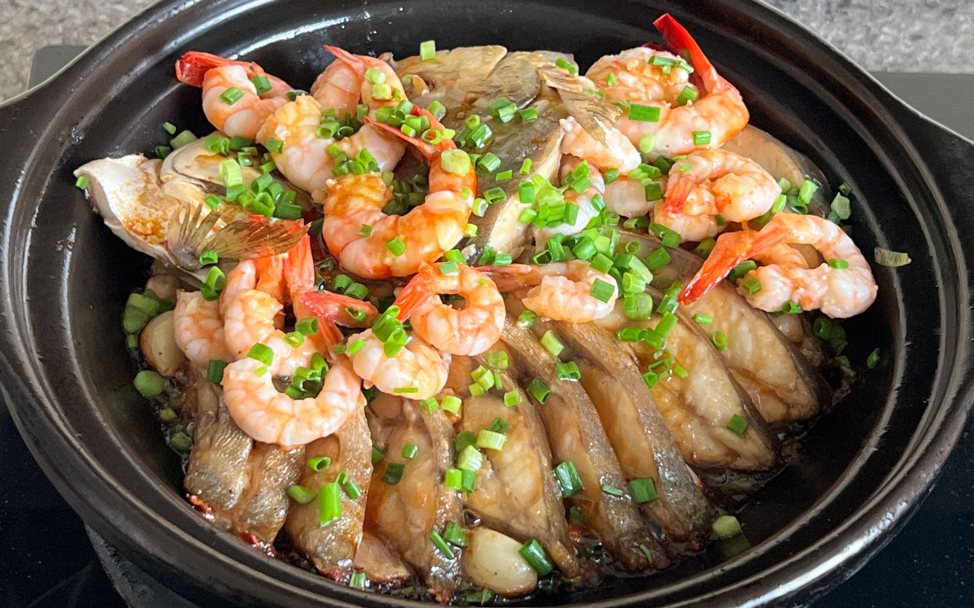 生焗虾仁金鲳鱼,出锅香气扑鼻,嫩滑鲜香,一点腥味也没有