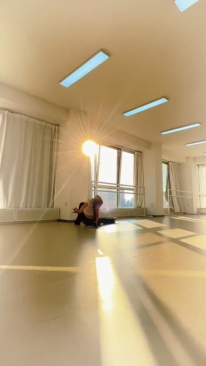 夕阳下的舞蹈练功房《醉清波》捕捉一枚正在生病中的快乐小神仙@月月
