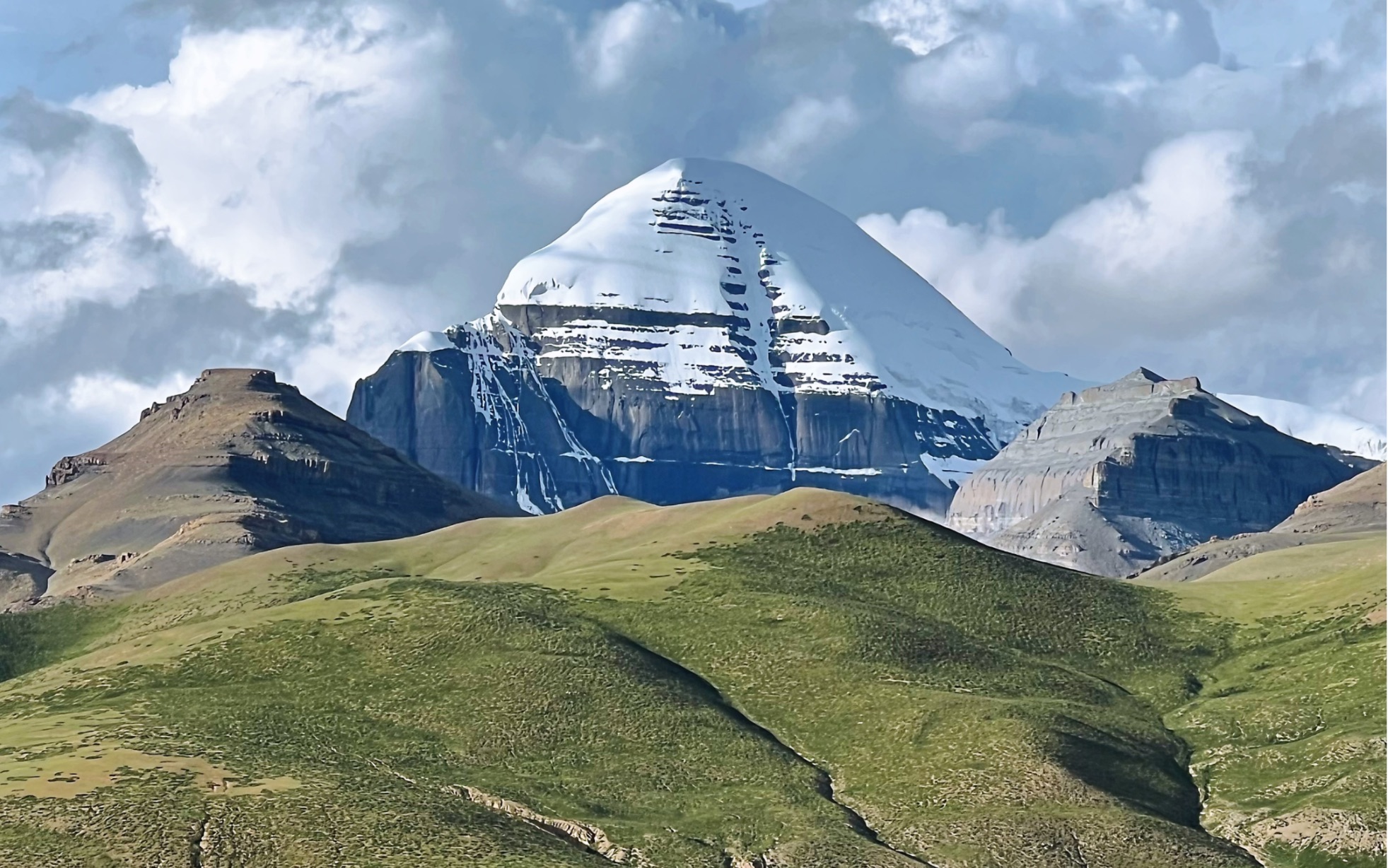 在西藏阿里塔尔钦,当地的藏民每天朝着冈仁波齐神山的方向朝拜