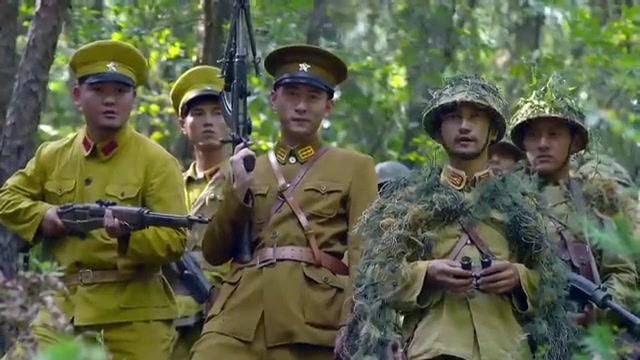 伪军弃暗投明,配合我军唱双簧,下秒鬼子被自己榴弹给炸惨
