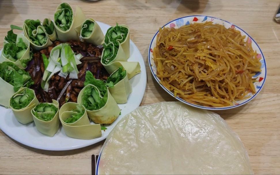 今天吃筋餅,做個不合格的京醬肉絲再來個酸菜土豆絲,葷素搭配