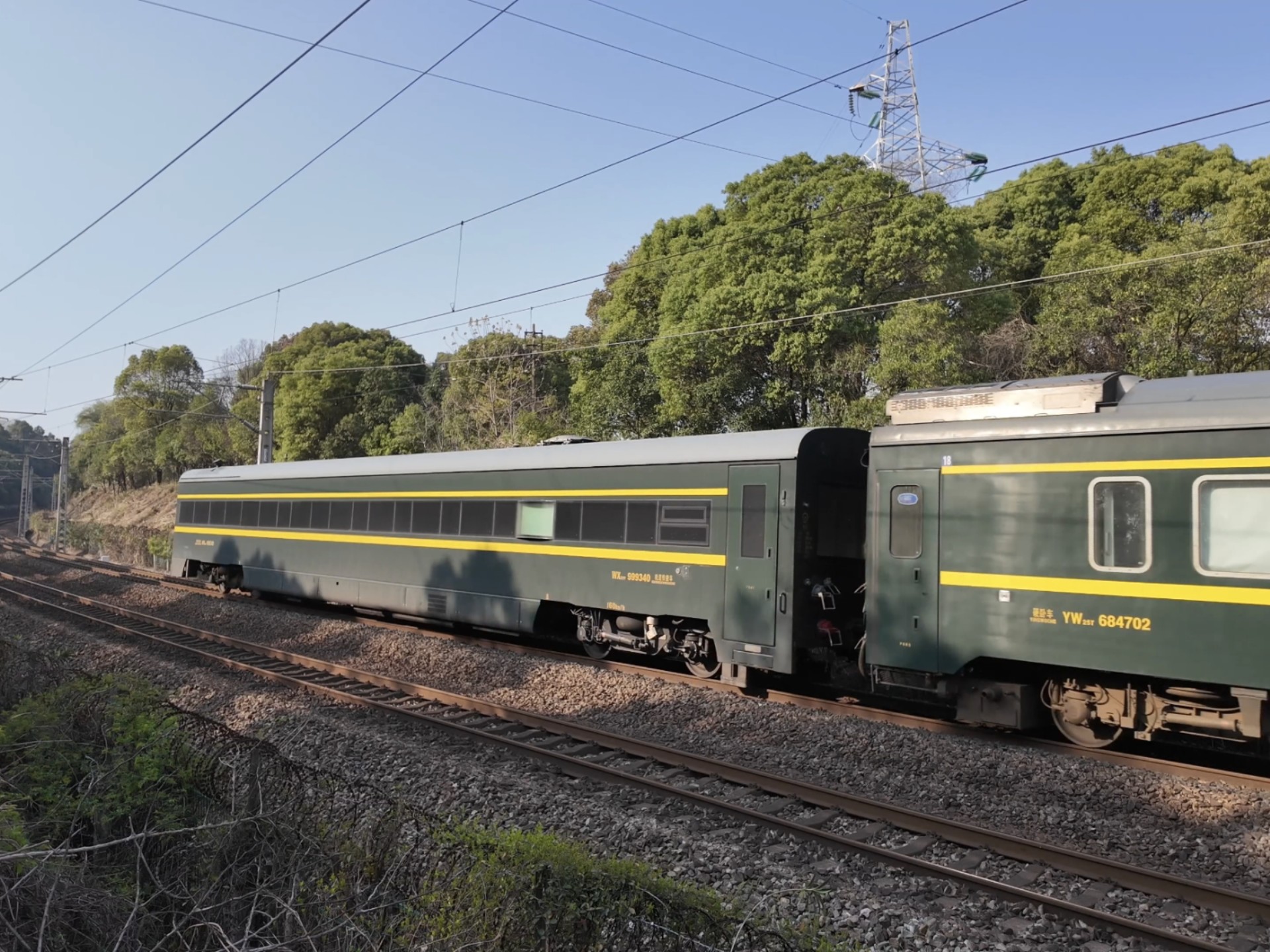 树影斑驳 直特列车通过小半径曲线