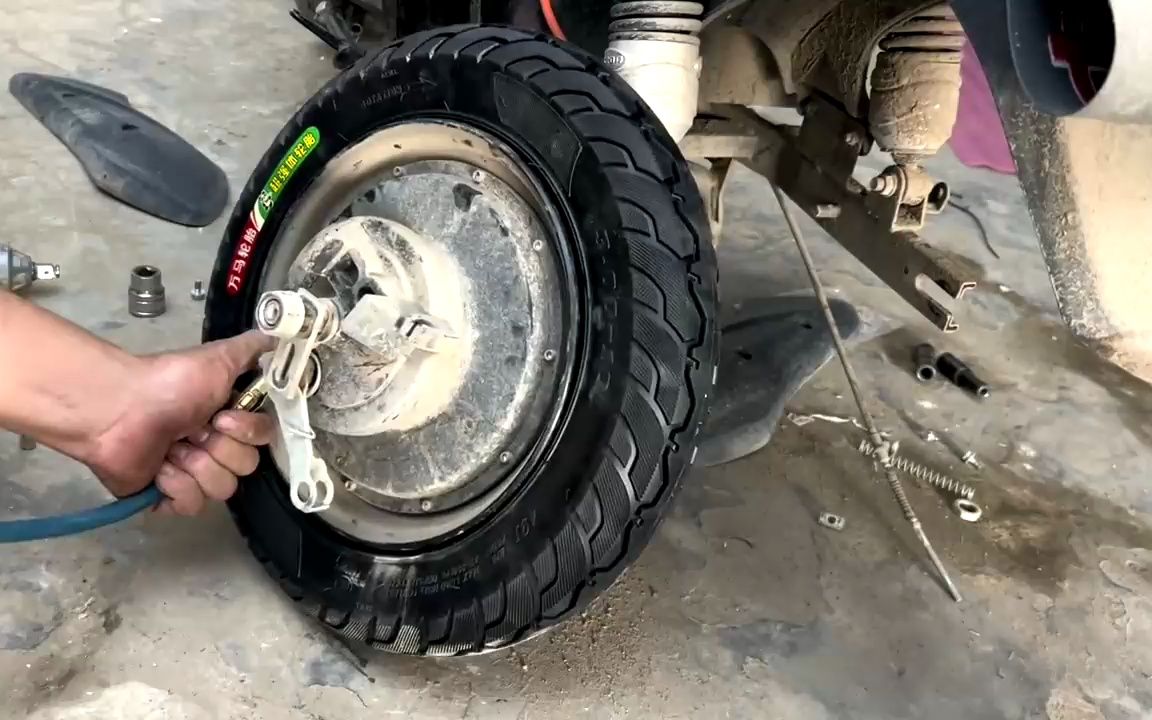 电动车骑起来有点飘非常的不稳,原来是这里的问题自补液换轮胎