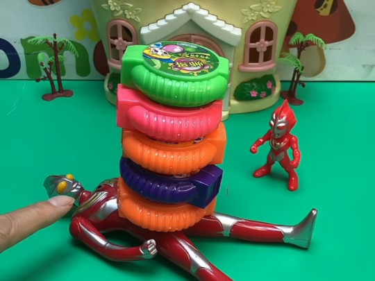 奥特曼被大石头压底下了