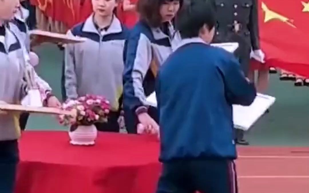 [图]校运会开幕式表演鬼畜瞬间，男孩：我是个莫得感情的工具人。