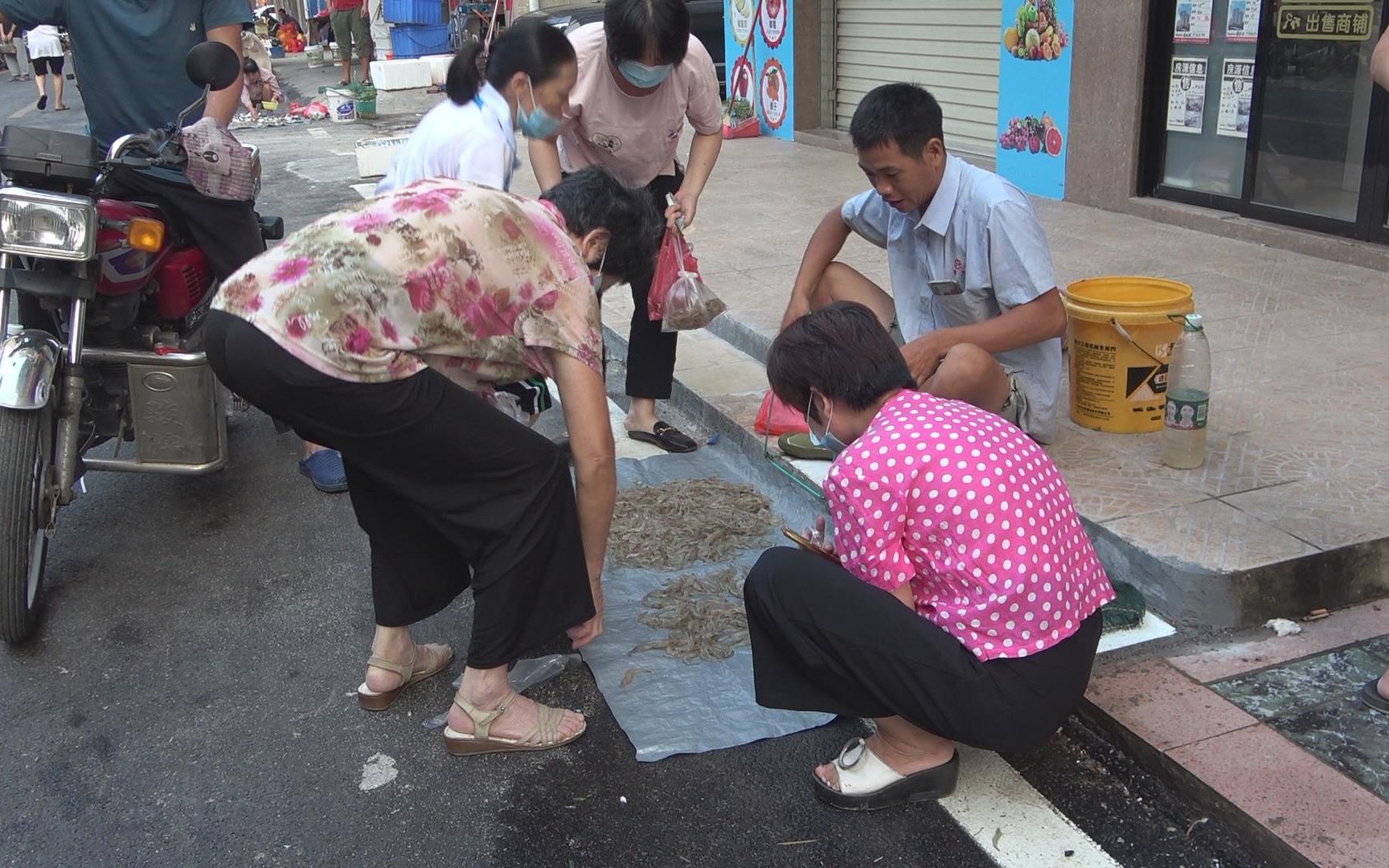 小池在菜市场摆摊卖鱼虾,甜水大妈挑不停手,今天的收获赚300元哔哩哔哩bilibili