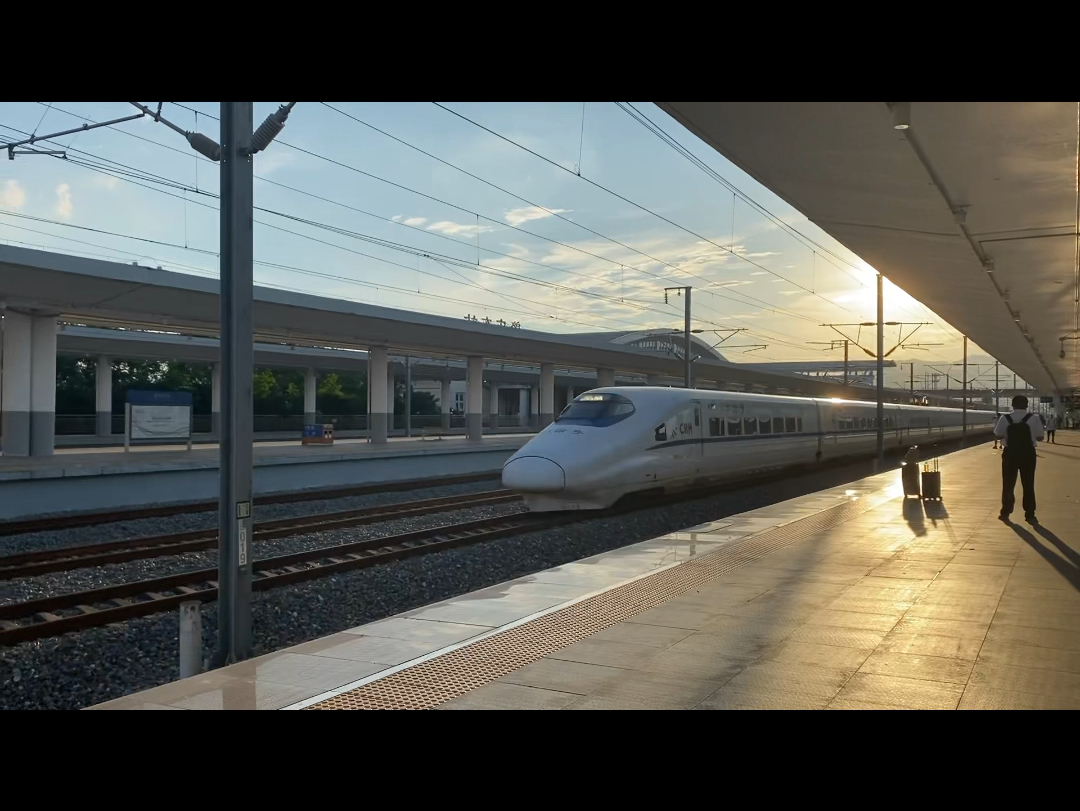 列车跨越肇庆东站