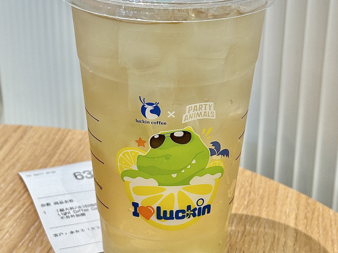 瑞幸新品!是轻咖椰子水诶!只有一点点点点咖啡