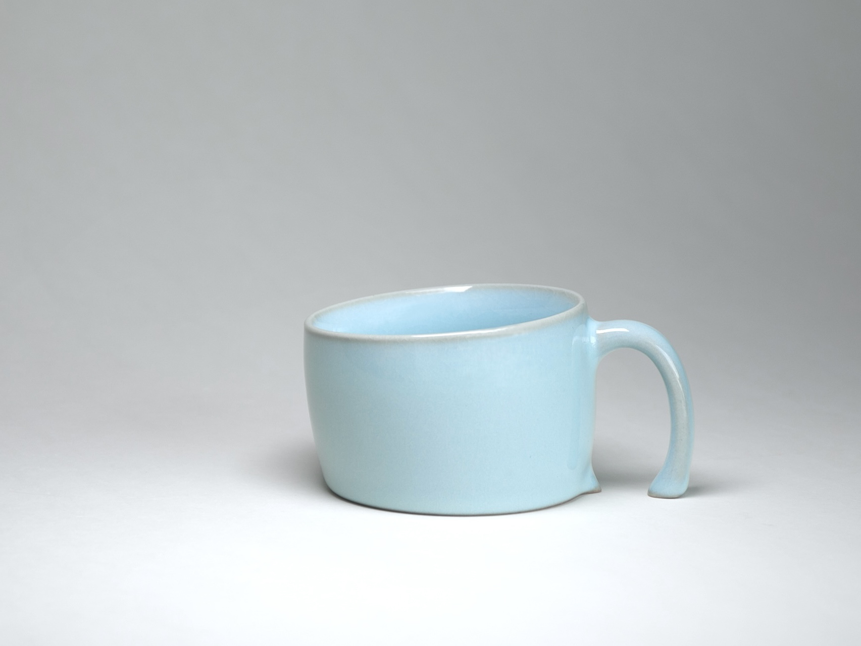 这支马克杯是九观原创设计作品,杯体和把手在造型上做了横切处理,而杯