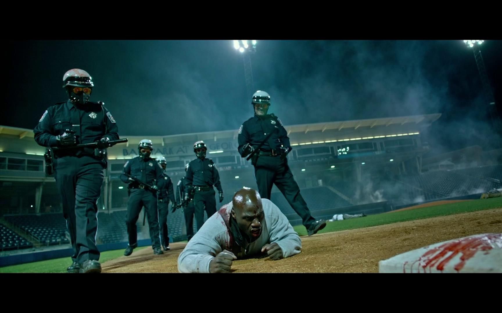 电影神预测当下美国社会游行抗议黑白对立新3k党暴徒警察暴力人类清除