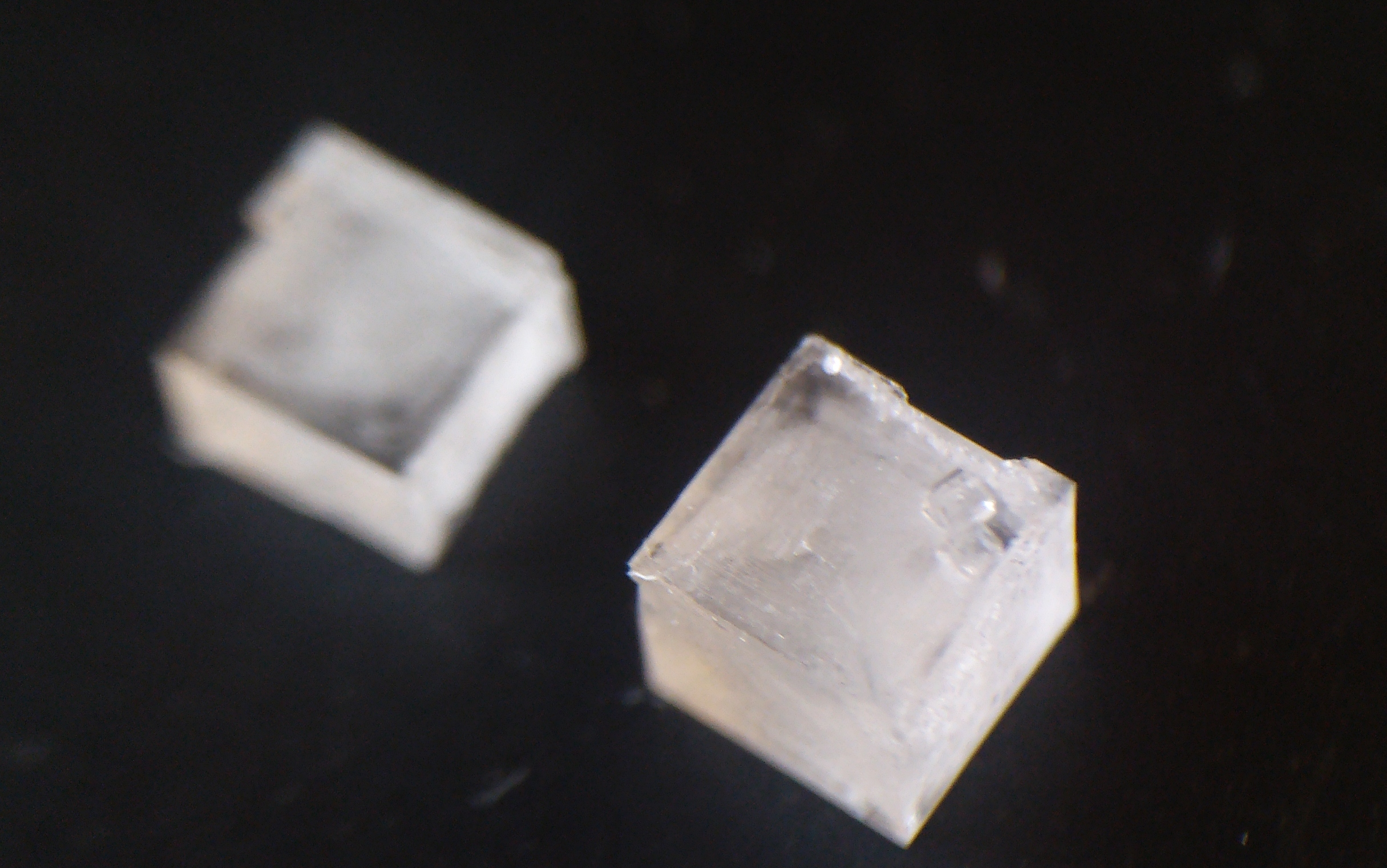 显微镜下的盐粒