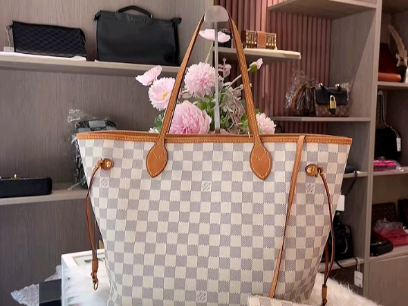 lv棋盘格nf托特包￥4300