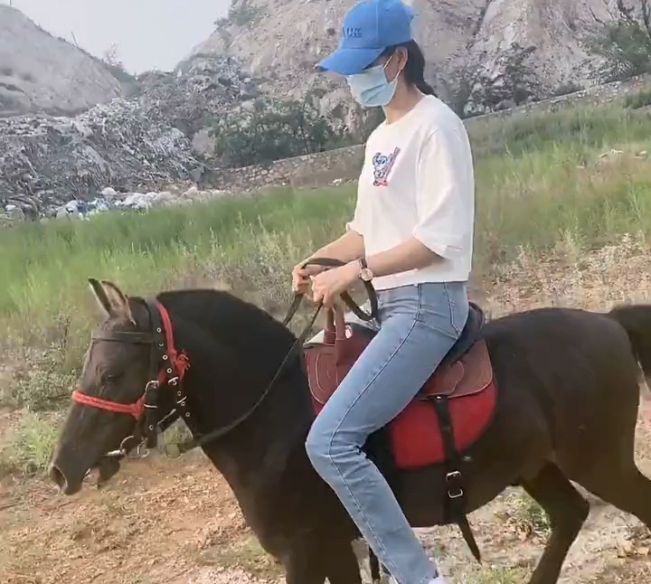 牛仔裤女孩骑小马