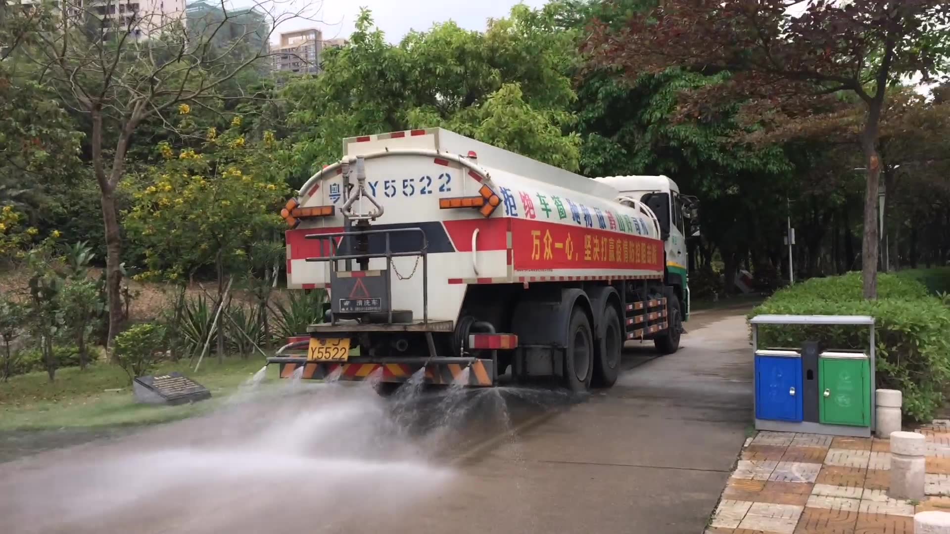 活动作品326清洗鹤山公园粤jy5522大型洒水车