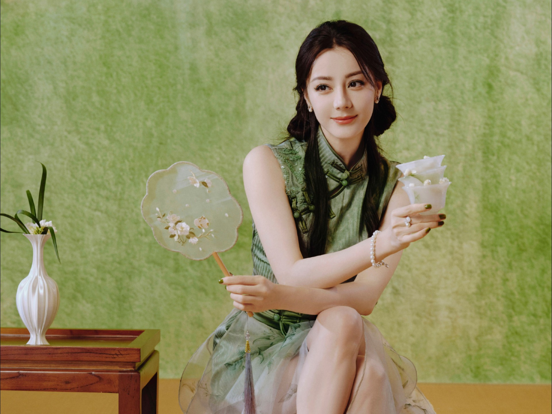 穿着旗袍撑着伞的美丽女孩迪丽热巴