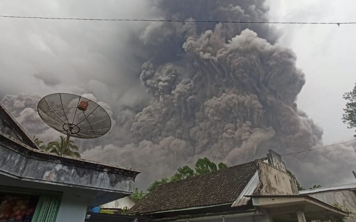 印尼东爪哇塞梅鲁火山今日下午喷发,浓烟高达1.2万米哔哩哔哩bilibili