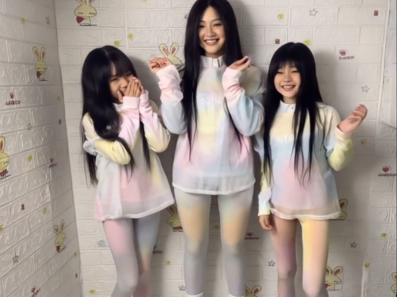 妈妈和双胞胎女儿日常快乐玩耍亲子互动瞬间记录