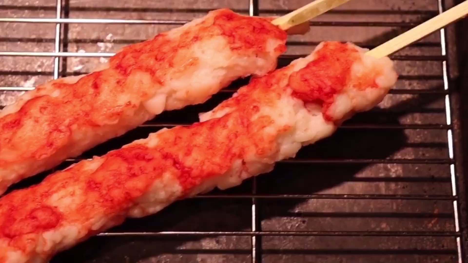 【冲绳岛传统街头小吃烤蟹柳 香甜多汁】