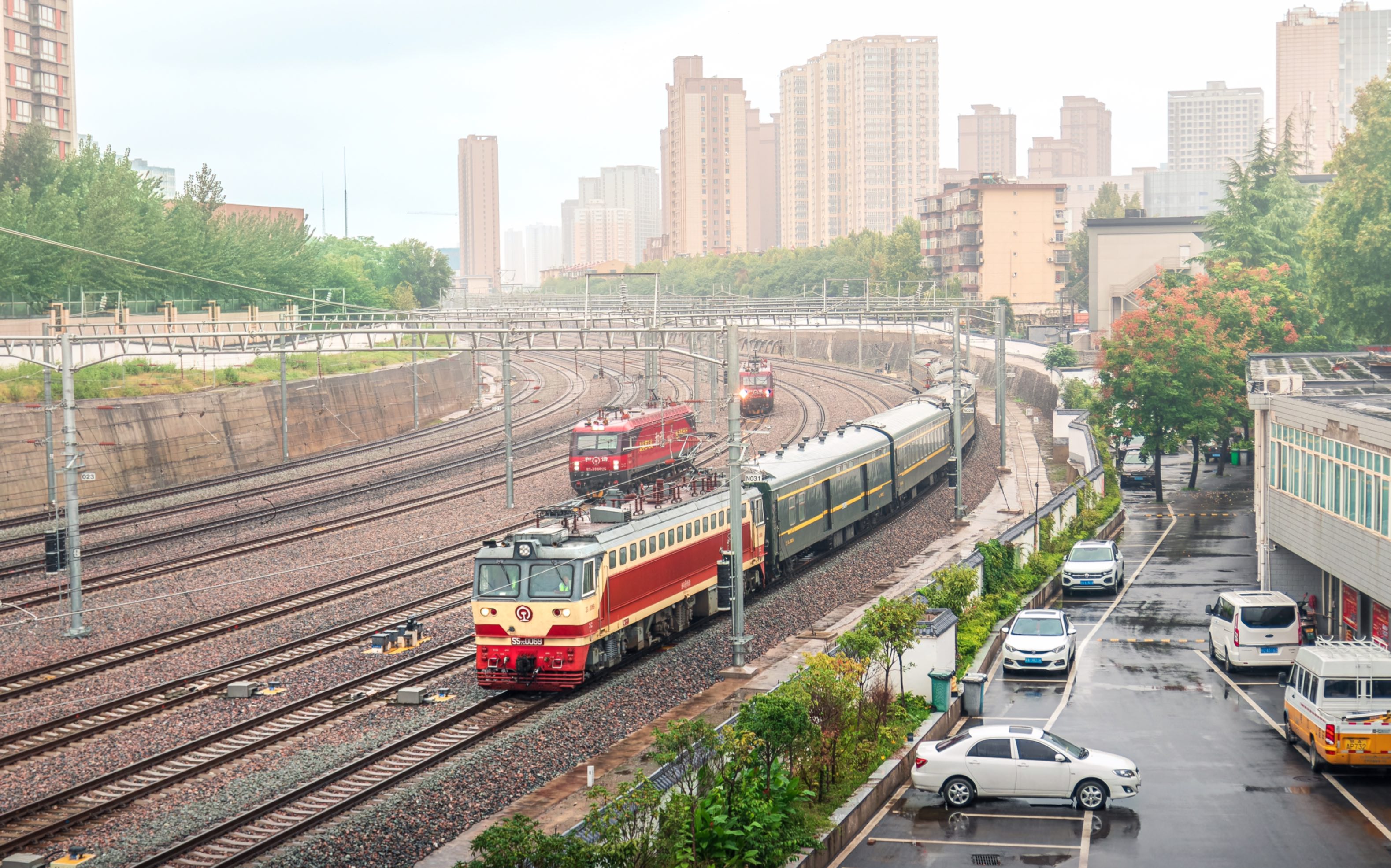 【中国铁路】2023.10.1 西局西段ss7c0069牵引7007次接近西安站