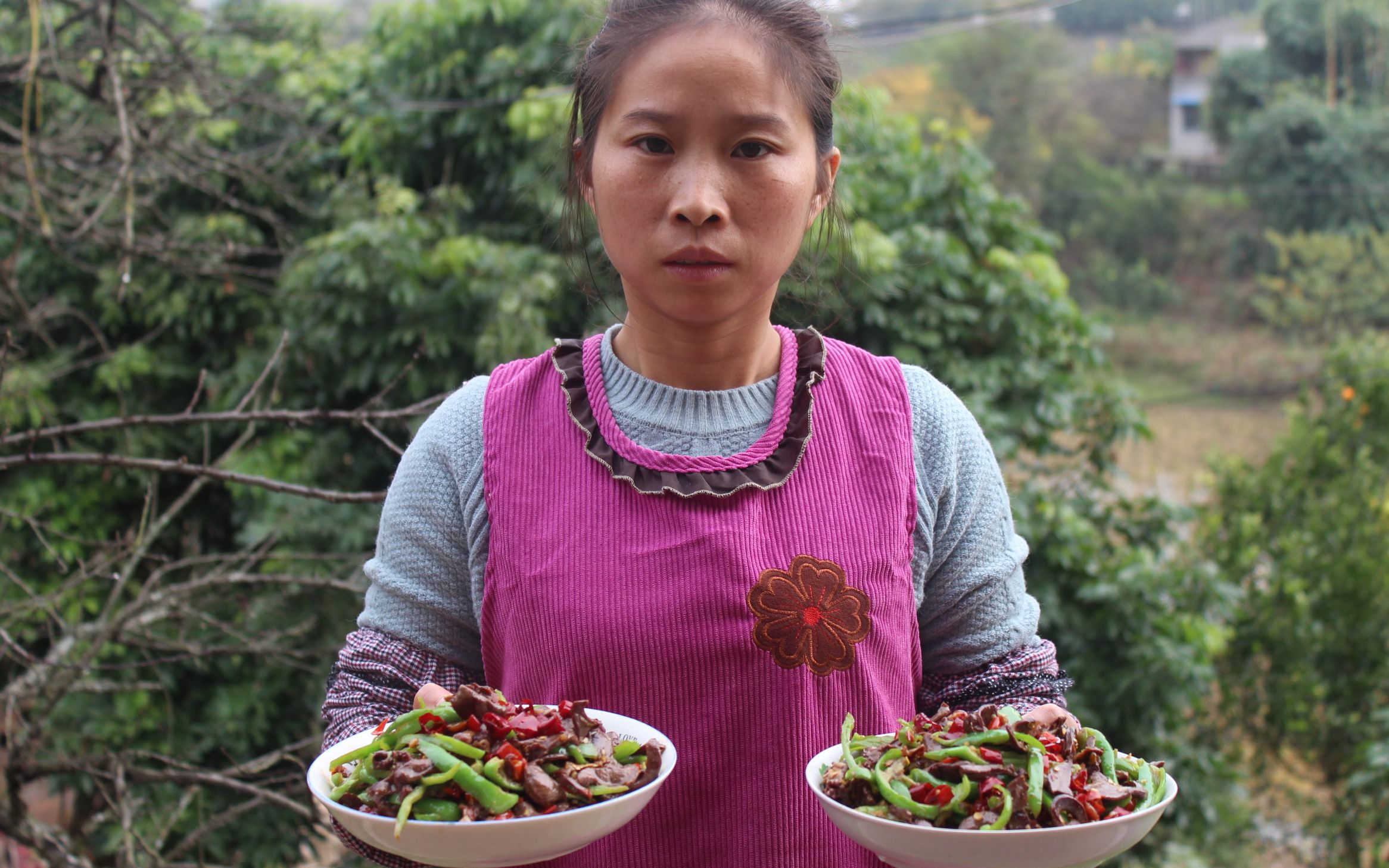 农村桃子姐砍完柴回家,做了一道下饭菜,把我看饿了