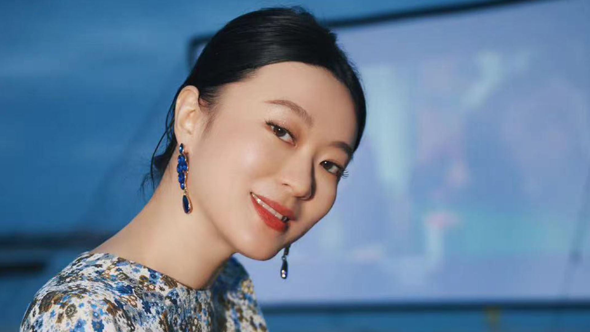 演员黄璐怒斥国泰航空服务态度差,称工作人员是看人下菜碟