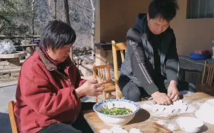 Скачать видео: 能在山上有一座小院，能在冬天晒个暖阳，真是一件惬意的事情