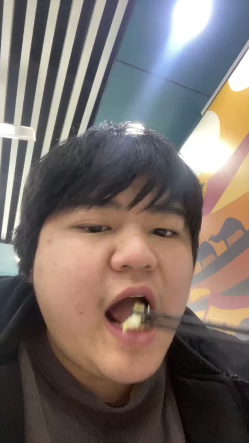 小胖子卷毛一早上就吃大盘鸡,吃得比90%的人好