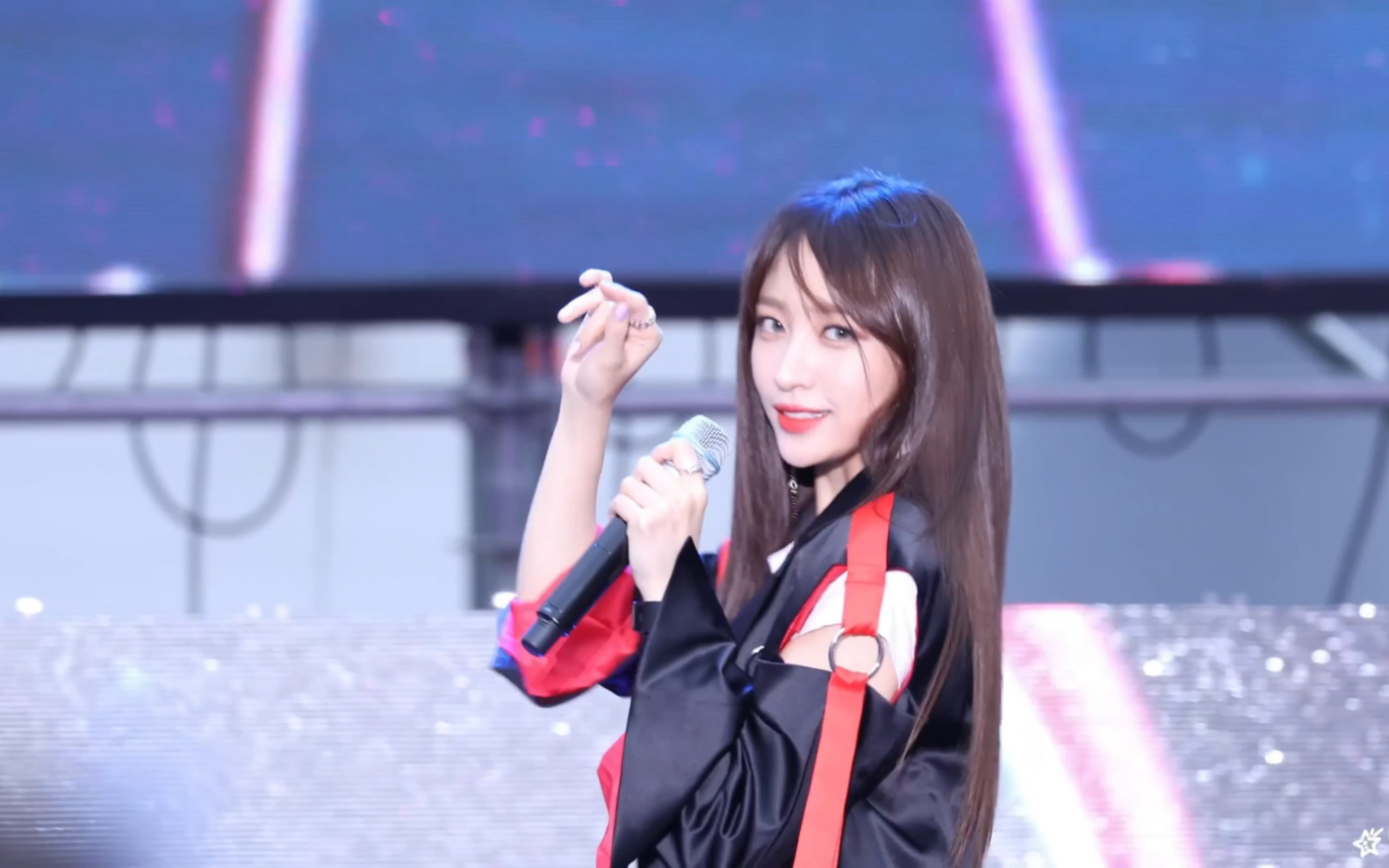 [图]HaNi｜眼神教科书 'L.I.E+HOT PINK+Ah Yeah' 直拍